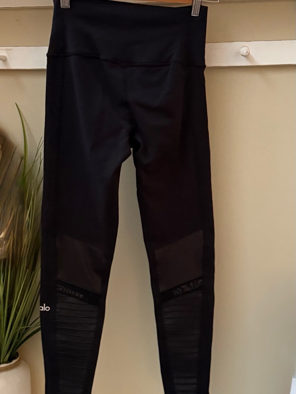 ALO Black Moto Yoga Leggings Size XS white logo 12” waist & 25” inseam EUC